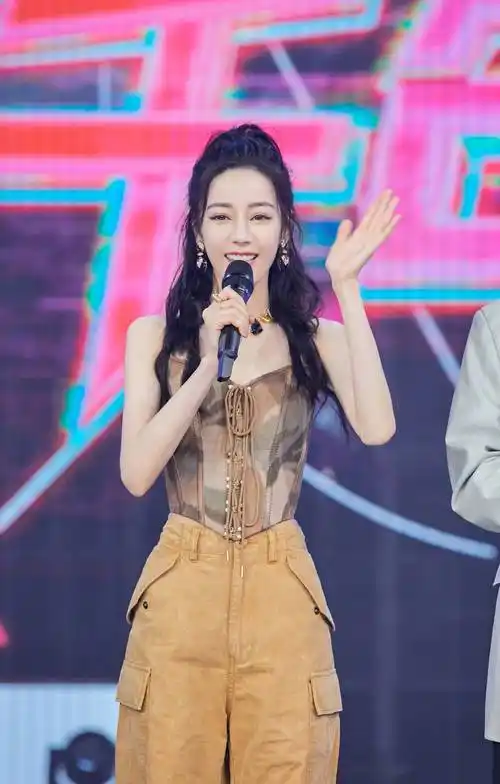 原创迪丽热巴迪士尼游玩和星黛露开心合照一个人乔装在街头溜达