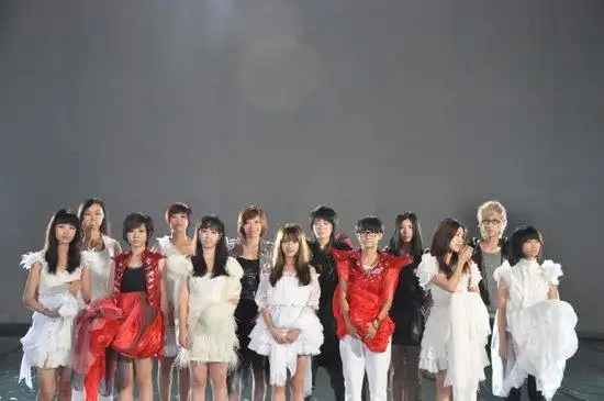 昨日,2011快乐女声全国十二强再次齐聚长沙,为快女全国三强加油打气