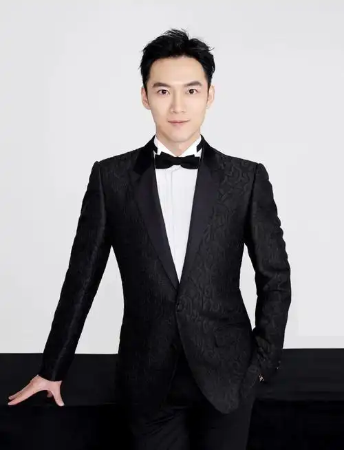 央视春晚主播添新面孔,帅气男主持张韬搭档李思思,颜值迷倒观众_手机