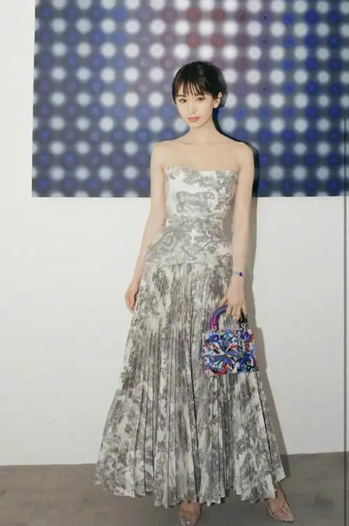 王子文有"料"又敢穿,穿黄色镂空连衣裙亮相,侧边开高叉好惊艳