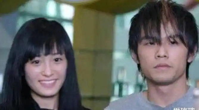 杨幂周杰伦十年前合影被扒青涩模样整没整容一目了然