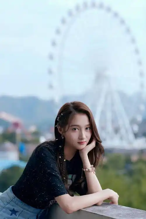 鹿晗关晓彤又发糖,两人暗戳戳穿情侣装晒自拍,网友:有夫妻相了_照片