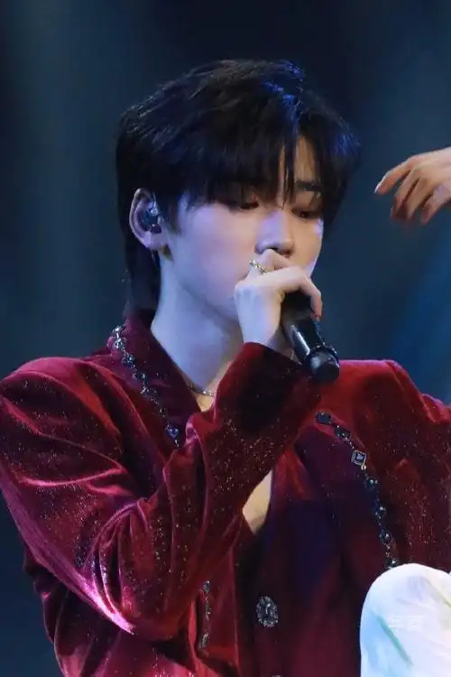 宋亚轩为你我受冷风吹舞台