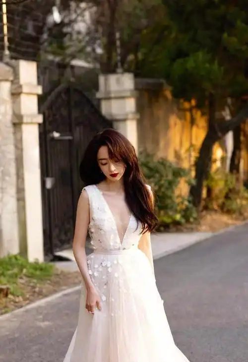 褪去了稚嫩的胡冰卿太美了一袭白纱裙优雅高贵黑发红唇好妩媚