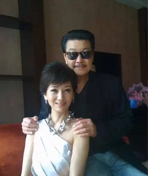 赵雅芝老公结婚36年无绯闻,自曝秘诀"婚前多交女友多恋爱"_黄锦燊