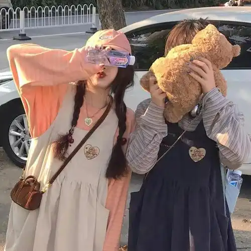 好姐妹拍照片发朋友圈的说说(闺蜜一起合照的沙雕可爱文案)