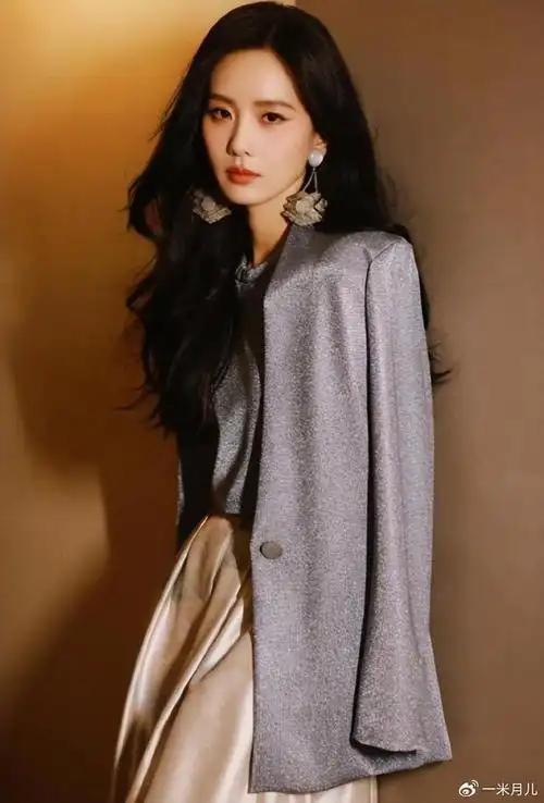 刘诗诗上演写真大片优雅又仙气女王范十足