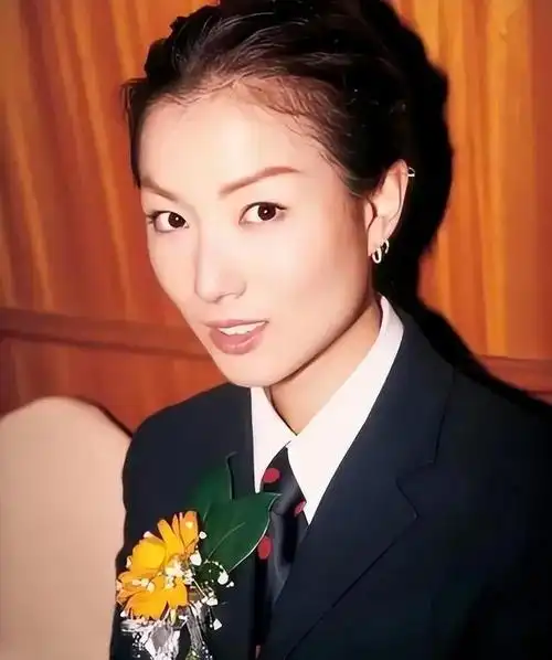 郑秀文,断崖式衰老!她到底经历了什么?简直认不出来了