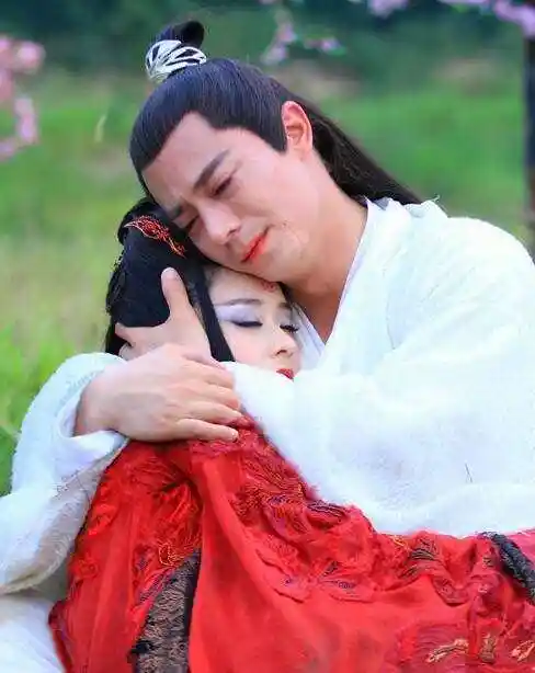 白子画吻过花千骨后哭了花千骨最后一集白子画跪地上哭怎么回事