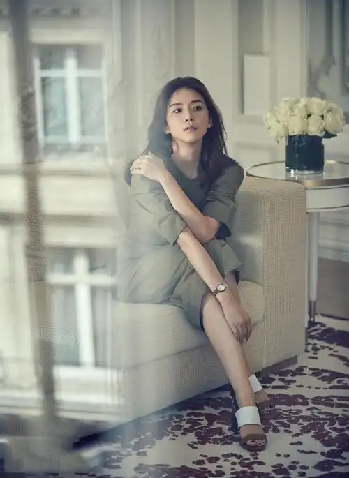 李宝英优雅知性写真图片