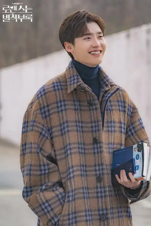 身着黑色运动服搭配灰色长裤,李钟硕正在以社会服务要员服役,将于2021