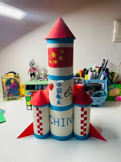 材料:矿泉水瓶作主火箭筒四个小火箭桶用卷纸筒卡纸,美工纸,白胶,双面