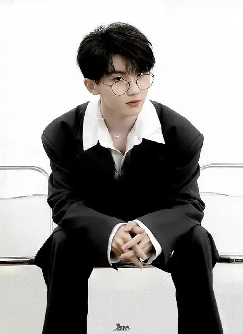 马嘉祺束腰黑西装