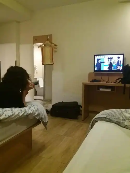 在宾馆发来的照片――弟媳正看电视