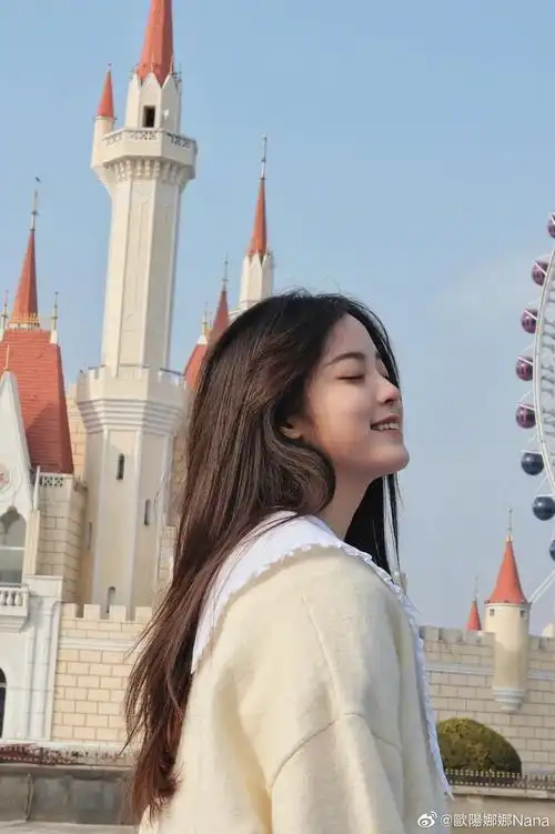 近日,欧阳娜娜在微博晒出四张初春写真,照片中的她身穿奶白色毛衣