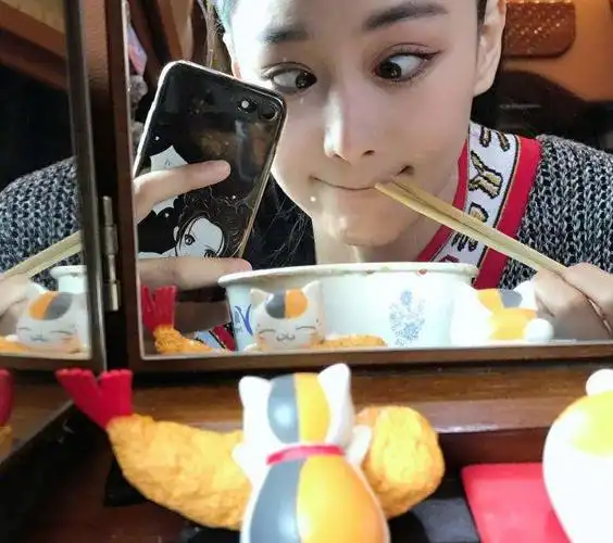 张馨予发图搞怪, 网友却注意到她的脸