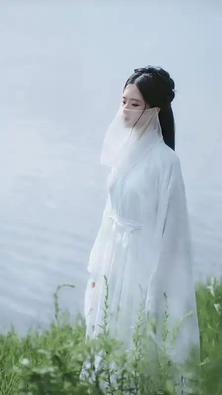 湖边穿汉服戴面纱白衣女子图片