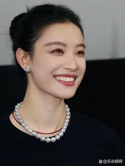 她把飒爽和妩媚糅合的天衣无缝  倪妮实在是美得太轻松了,不是说妆容