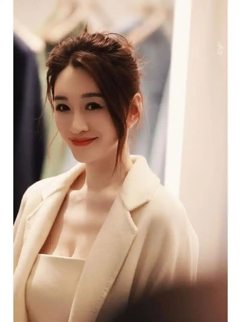 李小冉一身白色大衣 肌肤白到发光 气质温婉出尘