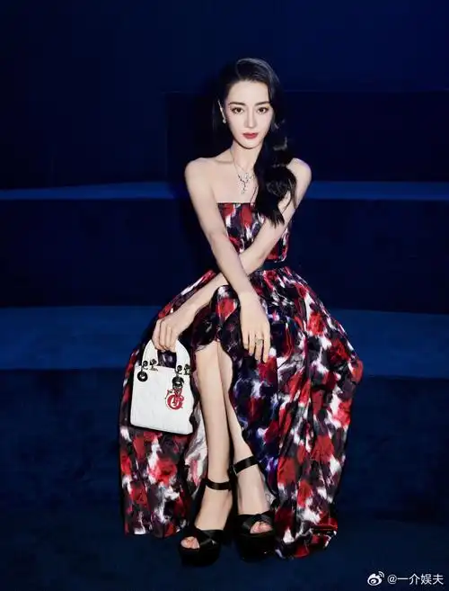 迪丽热巴花裙子