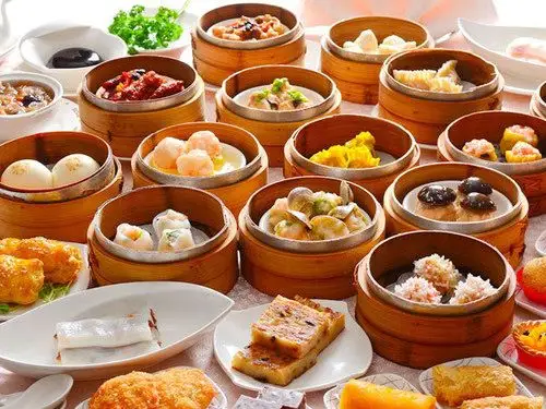 除了引进广东茶楼的蒸笼,炖盅,甜品,煎炸小吃和肠粉面食等特色点心,还