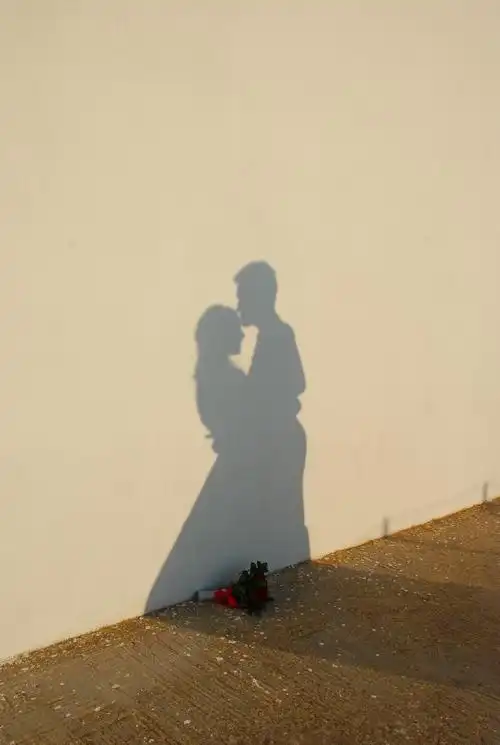 岛上随处可见的白墙就是一幕巨大的投影,留下属于你们的影子.