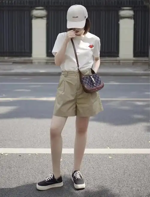 卡其色短裤配什么颜色短袖(卡其色裤子搭配什么上衣)-四五百科