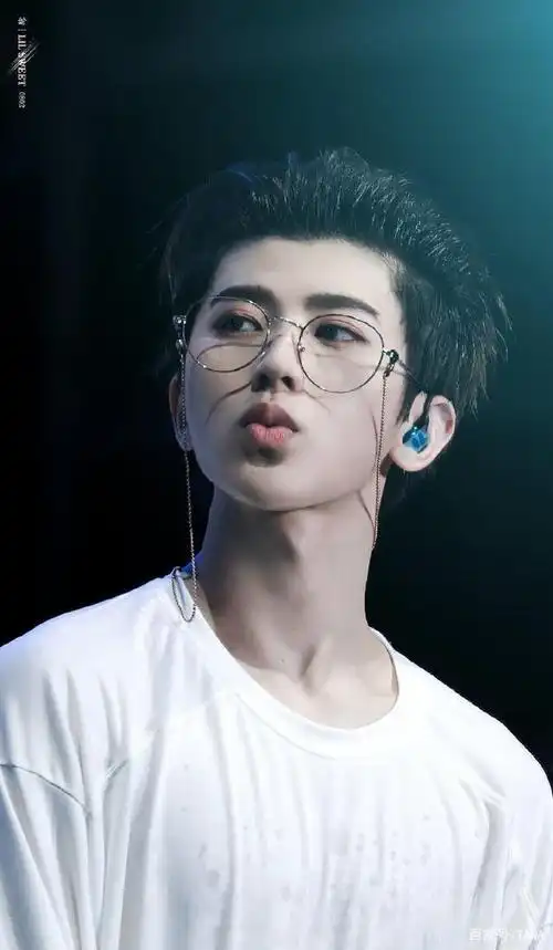 蔡徐坤—快来接收来自男朋友的眼镜杀!