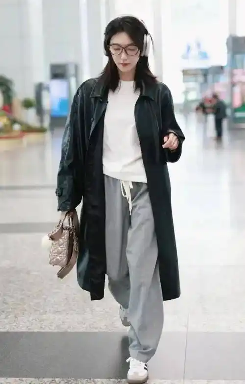 江疏影带火了一种风格叫"无性别"穿搭,随性松弛又高级,简直太飒了