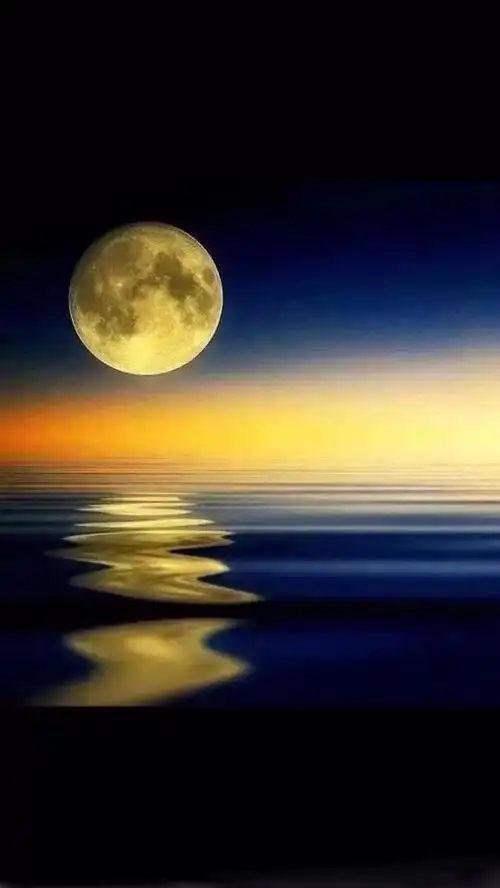 草原尽头的月亮