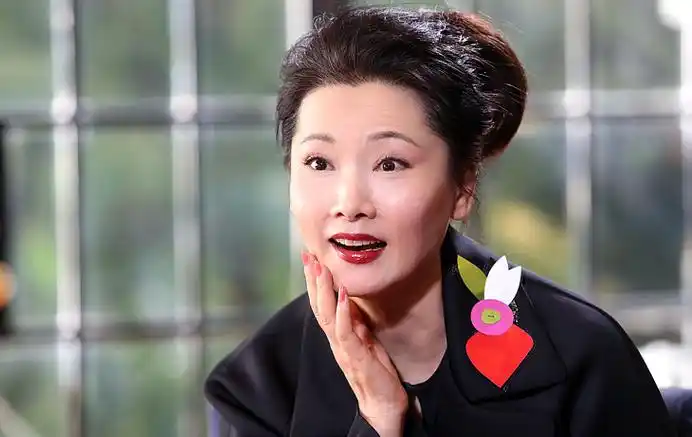 何赛飞把生命倾注到每一个角色中,也在银幕内外毫无矫饰地生活着