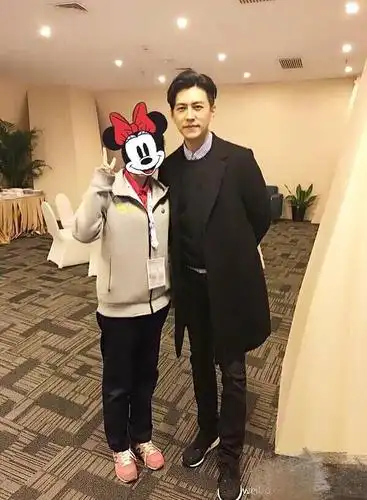 看到靳东这几张生活中的合影,觉得他不光脾气好还很暖