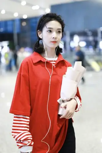陈瑶穿红t恤搭配黑色紧身裤现身机场面带微笑,扎双马尾辫好可爱