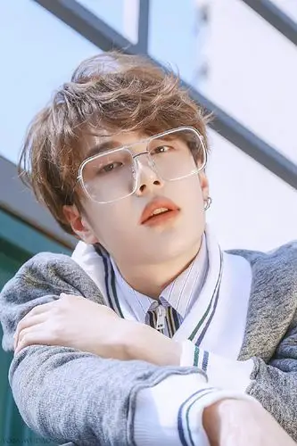 王一博戴眼镜实在是太绝了气质百变