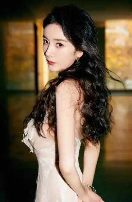 杨幂时尚芭莎设计大赏照片曝光,身穿白色鱼尾礼服,气质优雅!