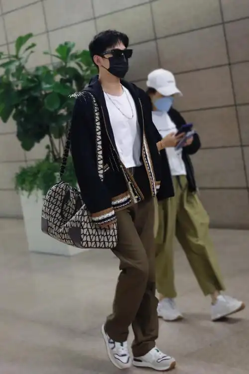 杨洋#其实比起半身照或怼脸照,我更喜欢看全身照或视频,因为气质筛哌