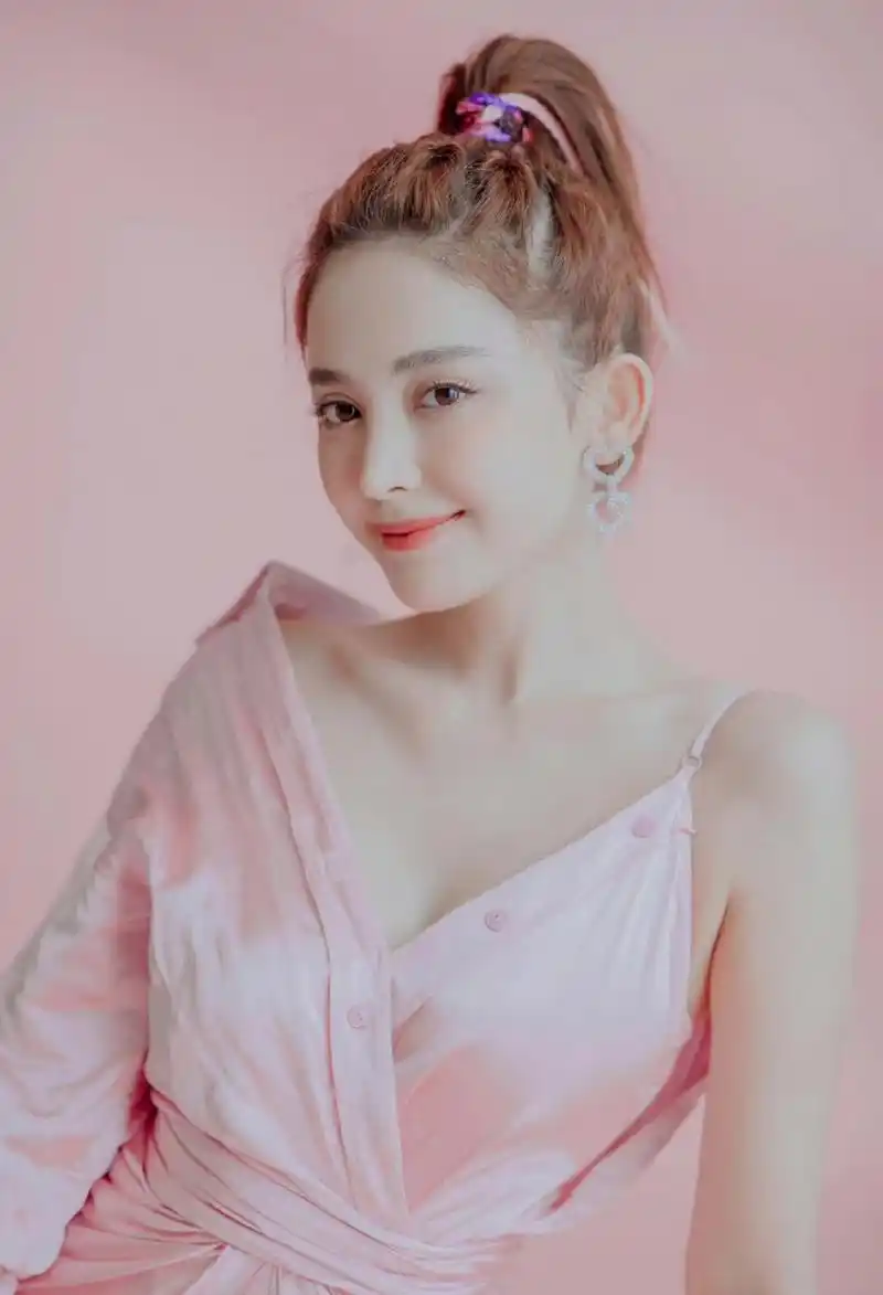 古力娜扎这是穿的睡衣吧,笑容甜蜜但身材好性感!