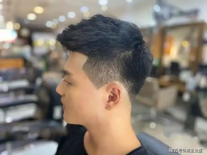 男生"微烫"发型个性魅力,造型不夸张,比一般的发型帅多了