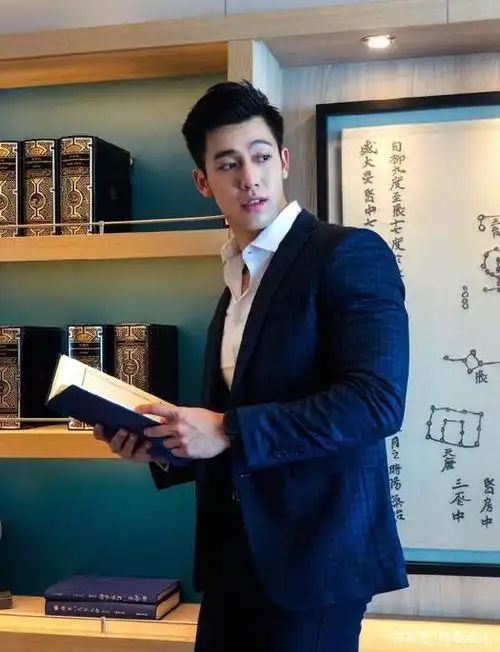 马来西亚帅哥施宇:性感的让人不敢直视,就像小鹿撞到了芳心!