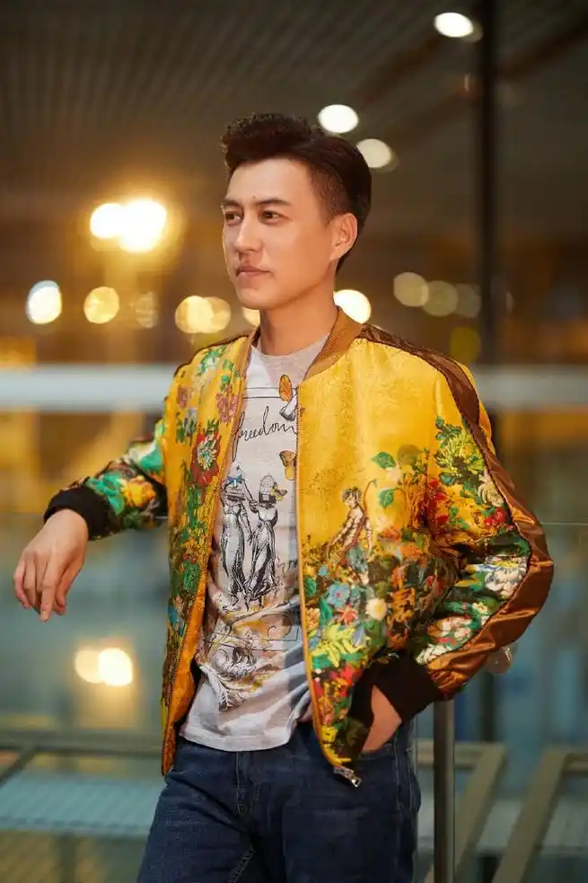 原创最男人味的三七分发型靳东新发型搭花夹克造型换休闲装更型男