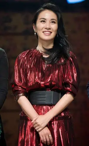 叶璇酒红色复古礼服搭配pomellato珠宝现身窃听3首映