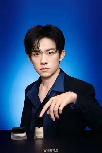 易烊千玺代言图照新鲜出炉,西装少年魅力无边