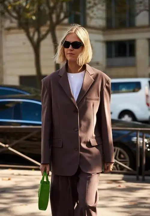 深咖色的服装单品