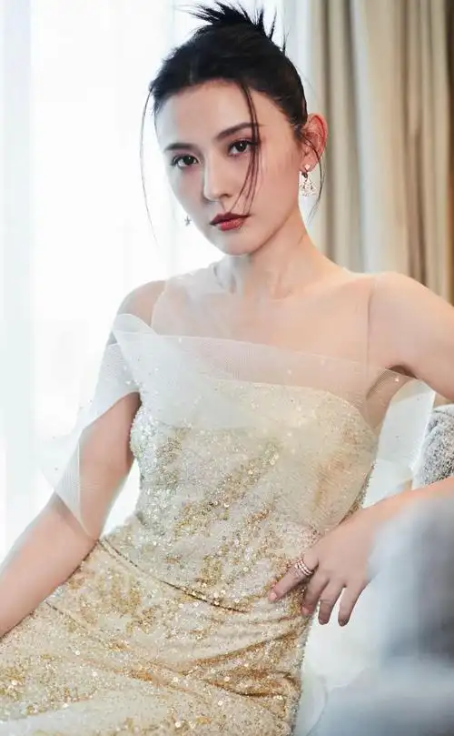 热依扎高清俏丽美照,惊艳迷人!__财经头条