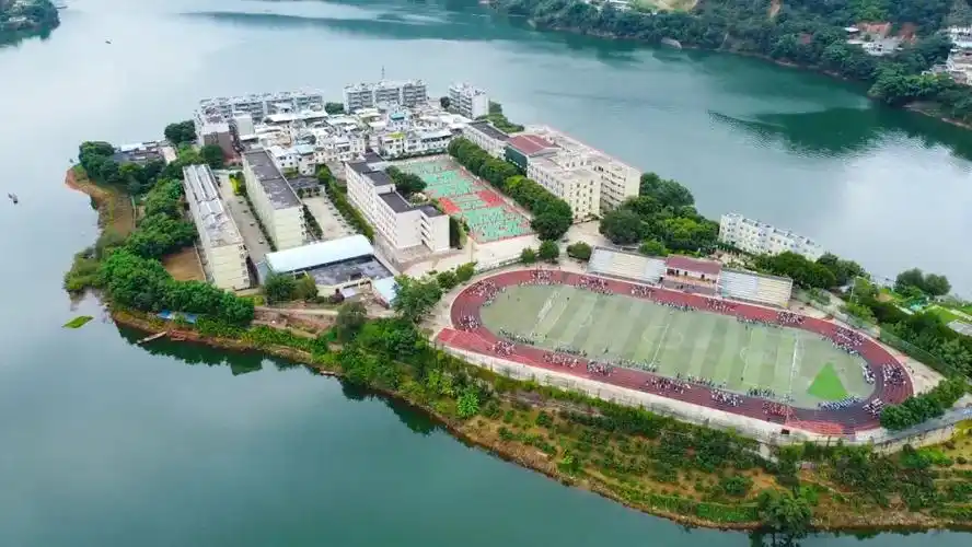 您当前的位置:>首页>政务公开>新闻中心>盐边要闻>深秋时节,盐边中学