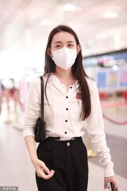 组图蒋依依机场穿搭活力大方长发自然披肩笑眼弯弯心情好