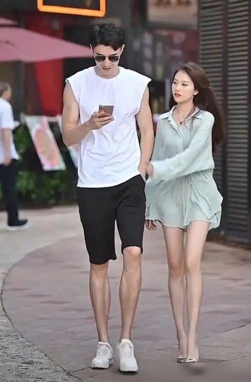 最萌身高差女孩为增高把冰棒当高跟鞋跟看着真害怕融化