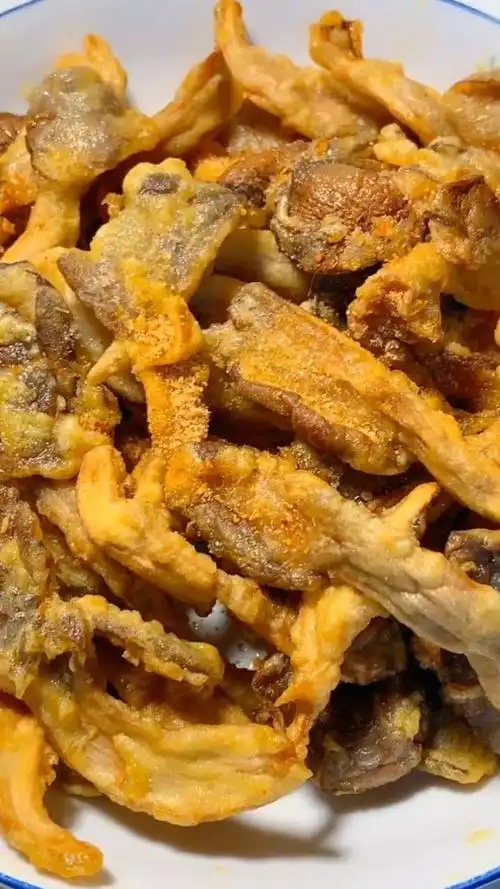 蘑菇新吃法来了,外酥里嫩的油炸平菇试一试