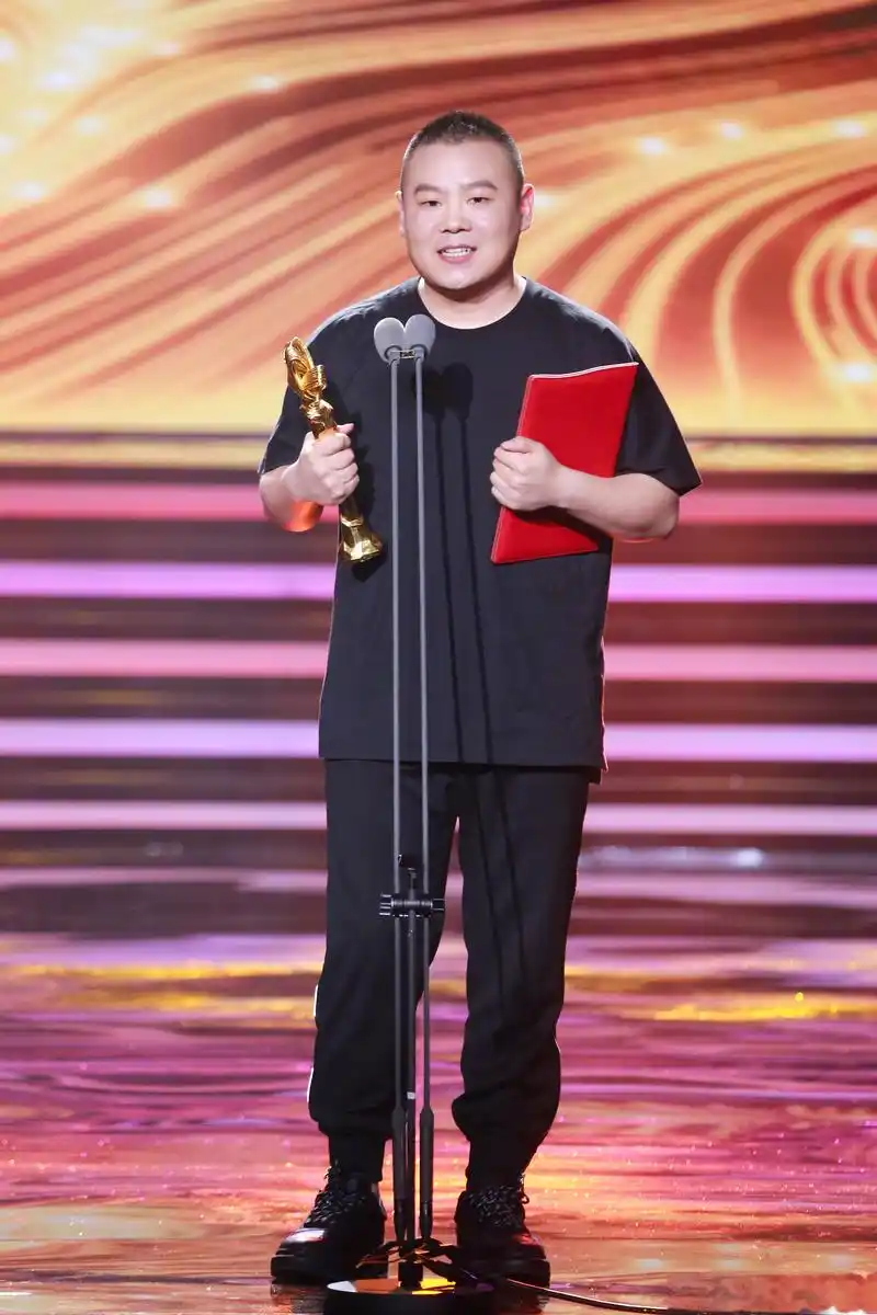 我一直梦想自己得奖,不同的是这次手里拿的不是洗发水,是真正的奖杯.