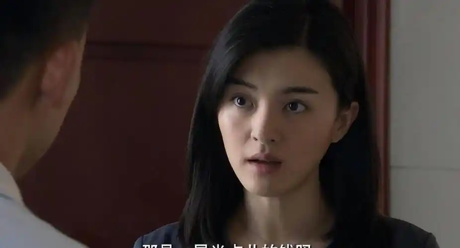 2011年出演《幸福美满》进入影视圈,第二年凭借着《正阳门下》关小关